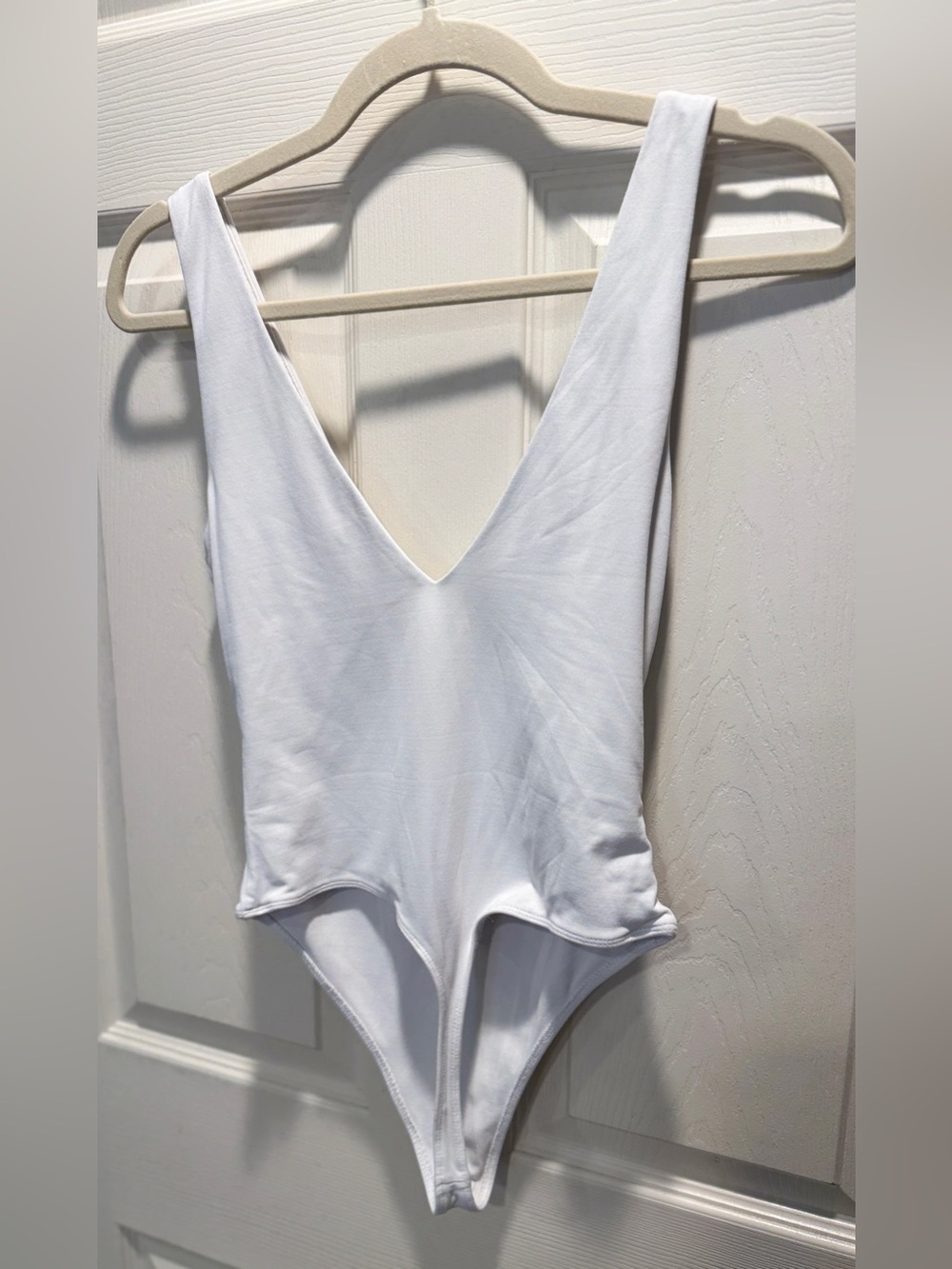 Babaton Contour V-Neck Bodysuit White Aritzia Sleeveless Double V Thong Bodysuit - Picture 6 of 7